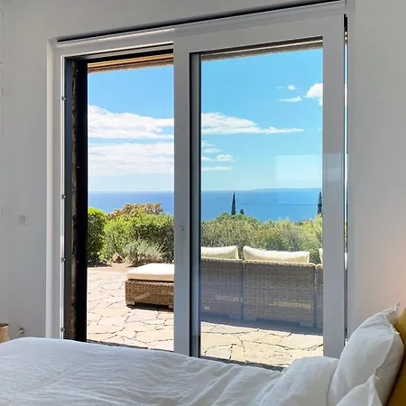 Superbe Petite Moderne Surplombant La *