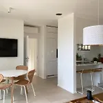 Superbe Petite Moderne Surplombant La *