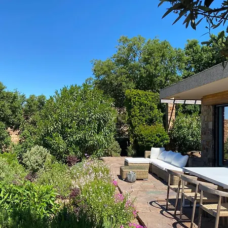 Superbe Petite Moderne Surplombant La Villa