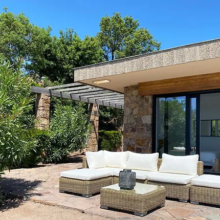 Superbe Petite Moderne Surplombant La *