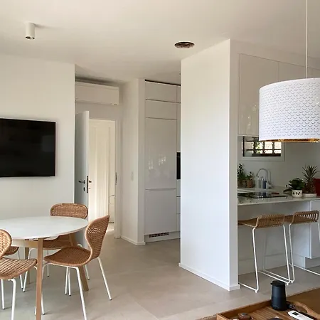 Superbe Petite Moderne Surplombant La *