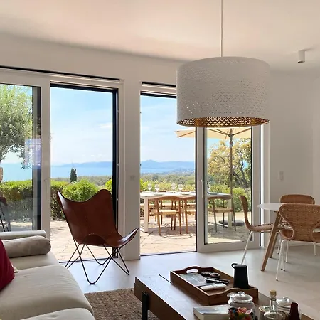 Superbe Petite Moderne Surplombant La Saint-Raphael (Var)
