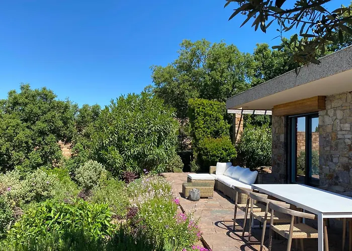 Superbe Petite Moderne Surplombant La Villa