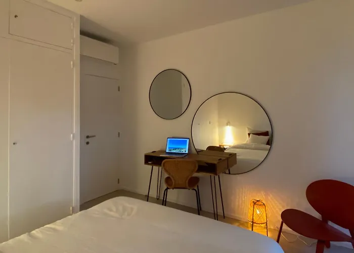 Superbe Petite Moderne Surplombant La Villa *