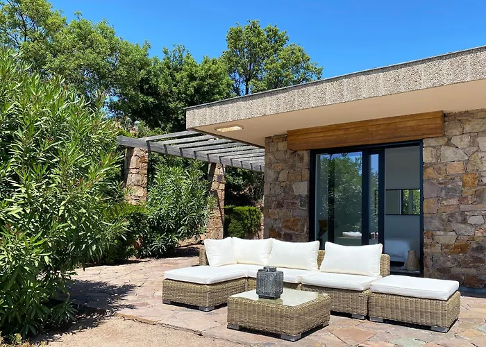 Superbe Petite Moderne Surplombant La *