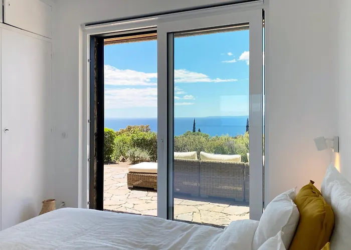 Superbe Petite Moderne Surplombant La *