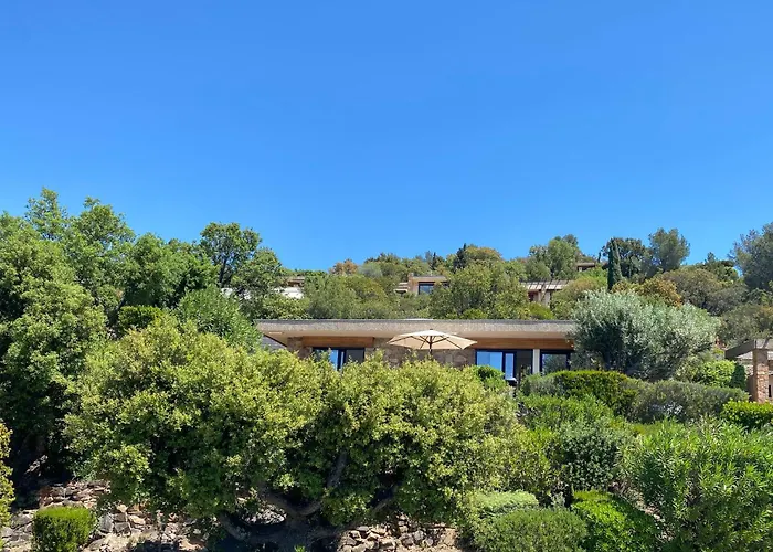 Superbe Petite Moderne Surplombant La Villa *