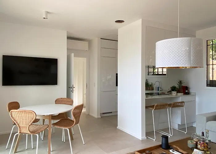 Superbe Petite Moderne Surplombant La *